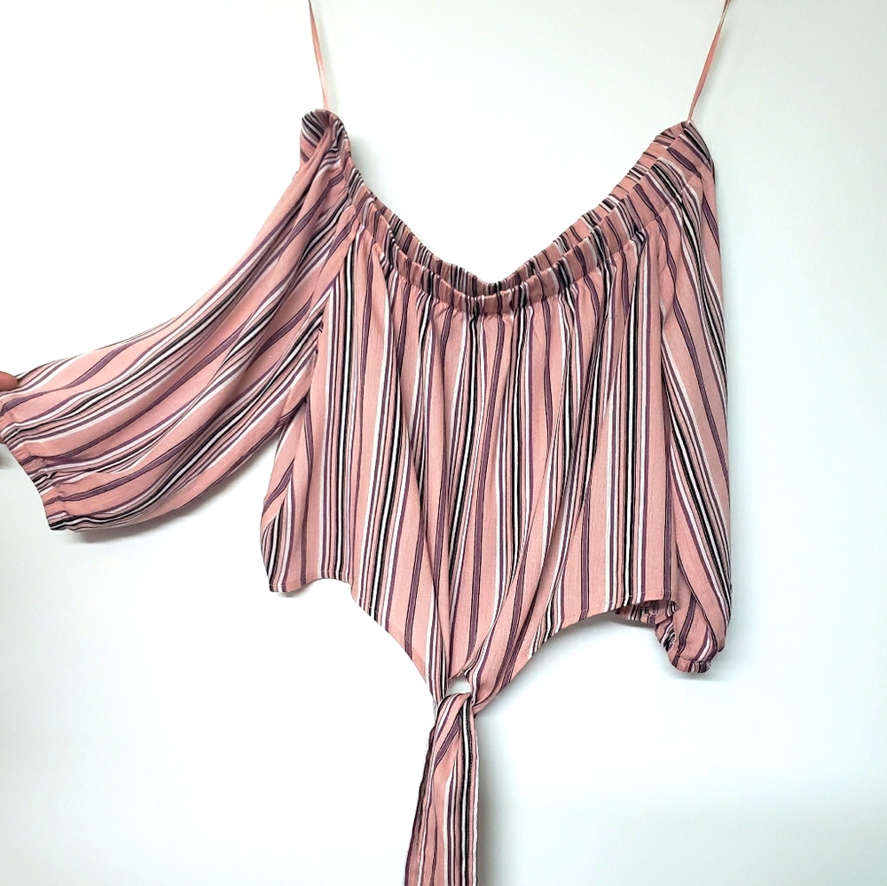 Blouse off the shoulders